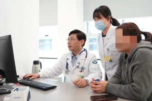 專家書記分院坐診，用心服務(wù)百姓健康